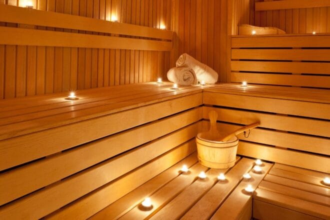 Wellness v hotelu nebo penzionu interiér sauny